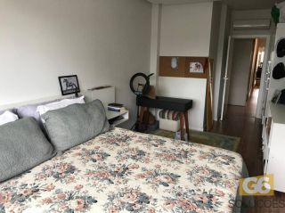 Pronto pra morar na Meia Praia, 4 suítes, ampla sacada com churrasqueira, e 3 vagas de garagem.