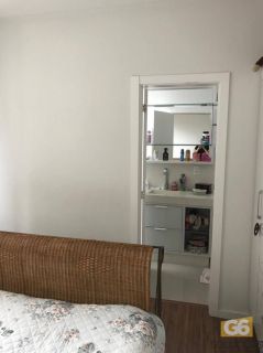 Pronto pra morar na Meia Praia, 4 suítes, ampla sacada com churrasqueira, e 3 vagas de garagem.