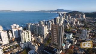MODERNO APTO COM 3 SUÍTES, 2 VAGAS. CENTRO DE ITAPEMA. ENTRADA 12% E PARCELAMENTO FACILITADO.