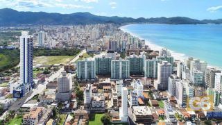Lindo apto pronto para morar, todo mobiliado, sacada vista mar, Meia Praia. Clique e veja mais!