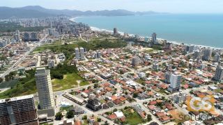 Bem localizado em Balneário Perequê. Amplo apto com 3 suítes e sacada vista mar!