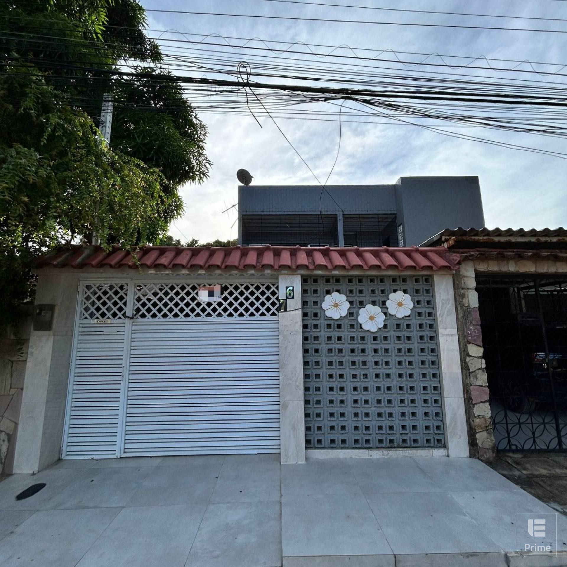 Casa com 3 quartos 1 suíte, garagem para 2 carros.