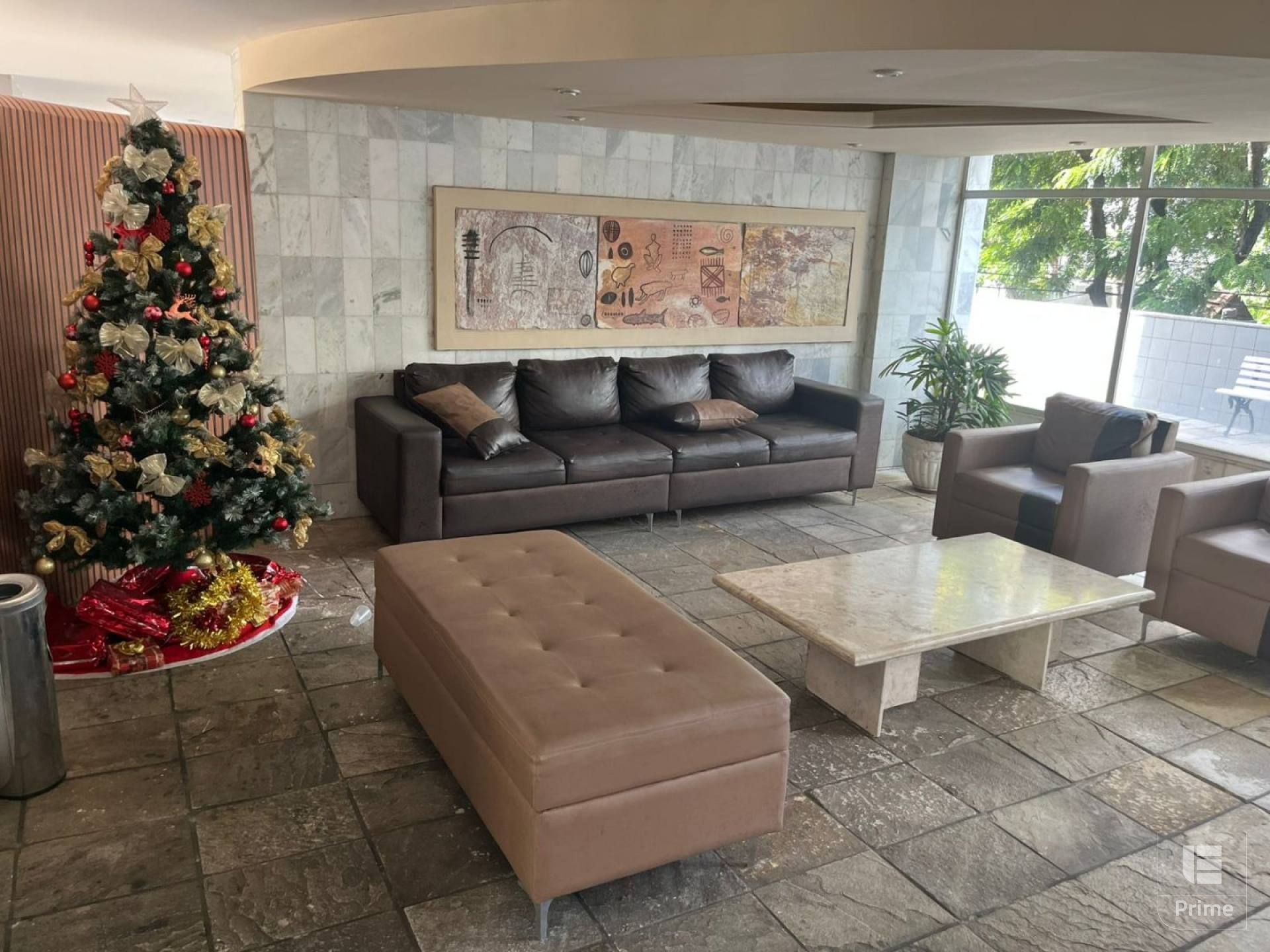 Apartamento amplo, localizado no bairo da encruzilhada, frente para a rua Dr. José Maria