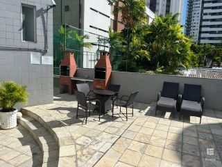 Apartamento amplo, localizado no bairo da encruzilhada, frente para a rua Dr. José Maria