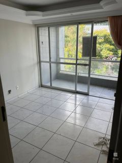 Apartamento amplo, localizado no bairo da encruzilhada, frente para a rua Dr. José Maria