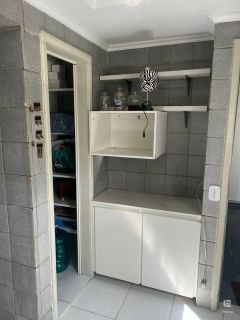 Apartamento amplo, localizado no bairo da encruzilhada, frente para a rua Dr. José Maria