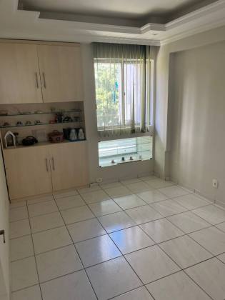 Apartamento amplo, localizado no bairo da encruzilhada, frente para a rua Dr. José Maria
