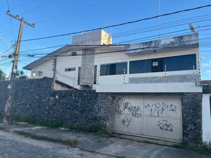 Casa ampla no bairro do Zumbi, 400m² de área costruída, com seis quartos ( dois suites ), três salas e seis banheiros, garagem para três veículos. Excelente localização.