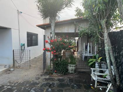 Casa ampla no bairro do Zumbi, 400m² de área costruída, com seis quartos ( dois suites ), três salas e seis banheiros, garagem para três veículos. Excelente localização.