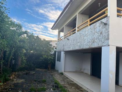 Casa ampla no bairro do Zumbi, 400m² de área costruída, com seis quartos ( dois suites ), três salas e seis banheiros, garagem para três veículos. Excelente localização.