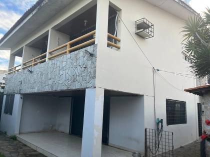 Casa ampla no bairro do Zumbi, 400m² de área costruída, com seis quartos ( dois suites ), três salas e seis banheiros, garagem para três veículos. Excelente localização.