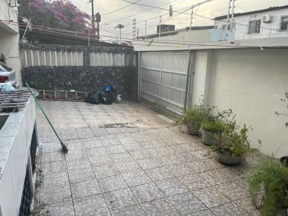 Casa ampla no bairro do Zumbi, 400m² de área costruída, com seis quartos ( dois suites ), três salas e seis banheiros, garagem para três veículos. Excelente localização.