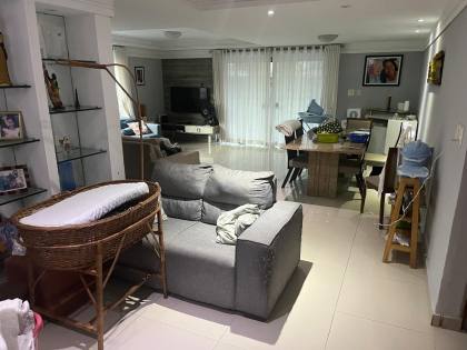 Casa ampla no bairro do Zumbi, 400m² de área costruída, com seis quartos ( dois suites ), três salas e seis banheiros, garagem para três veículos. Excelente localização.