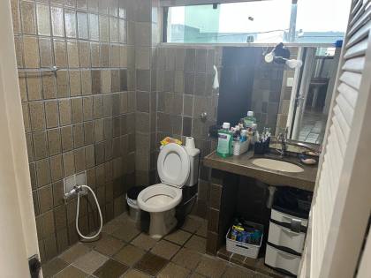 Casa ampla no bairro do Zumbi, 400m² de área costruída, com seis quartos ( dois suites ), três salas e seis banheiros, garagem para três veículos. Excelente localização.