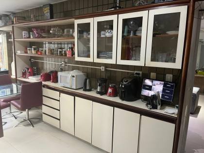 Casa ampla no bairro do Zumbi, 400m² de área costruída, com seis quartos ( dois suites ), três salas e seis banheiros, garagem para três veículos. Excelente localização.