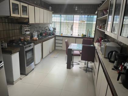 Casa ampla no bairro do Zumbi, 400m² de área costruída, com seis quartos ( dois suites ), três salas e seis banheiros, garagem para três veículos. Excelente localização.