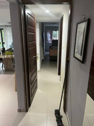 Casa ampla no bairro do Zumbi, 400m² de área costruída, com seis quartos ( dois suites ), três salas e seis banheiros, garagem para três veículos. Excelente localização.