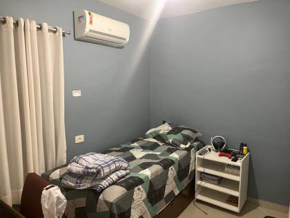 Casa ampla no bairro do Zumbi, 400m² de área costruída, com seis quartos ( dois suites ), três salas e seis banheiros, garagem para três veículos. Excelente localização.