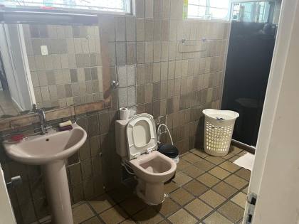 Casa ampla no bairro do Zumbi, 400m² de área costruída, com seis quartos ( dois suites ), três salas e seis banheiros, garagem para três veículos. Excelente localização.