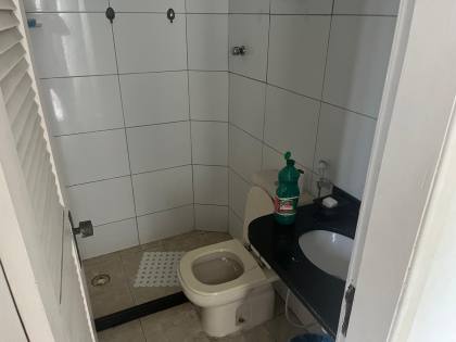 Casa ampla no bairro do Zumbi, 400m² de área costruída, com seis quartos ( dois suites ), três salas e seis banheiros, garagem para três veículos. Excelente localização.