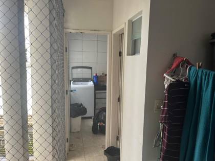 Casa ampla no bairro do Zumbi, 400m² de área costruída, com seis quartos ( dois suites ), três salas e seis banheiros, garagem para três veículos. Excelente localização.