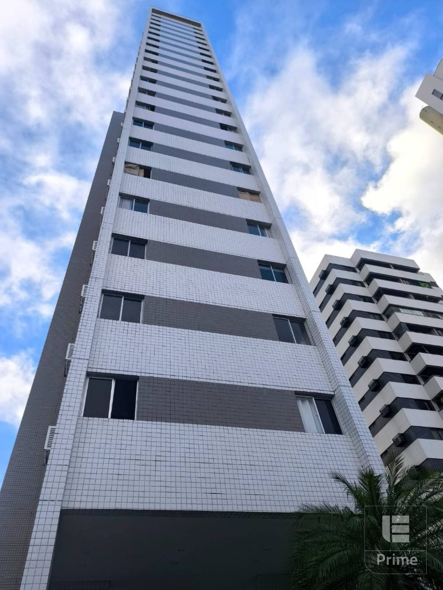 Madalena, beira-rio, 3 quartos, com duas vagas de garagens, posição nascente.