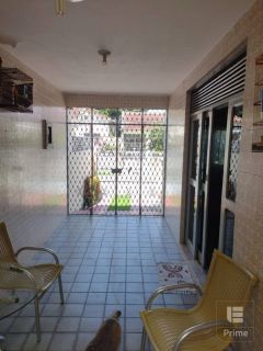 Casa com sobrado no bairro de Campo Grande, próxima a estrada de Belém.