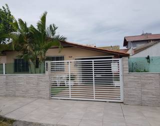Excelente Casa com 2 quartos e Edícula no Centro de Penha