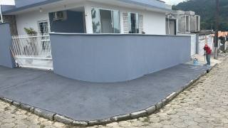 Encantadora Casa Mobiliada com 2 Quartos, Sendo 1 Suíte e Área de Festas