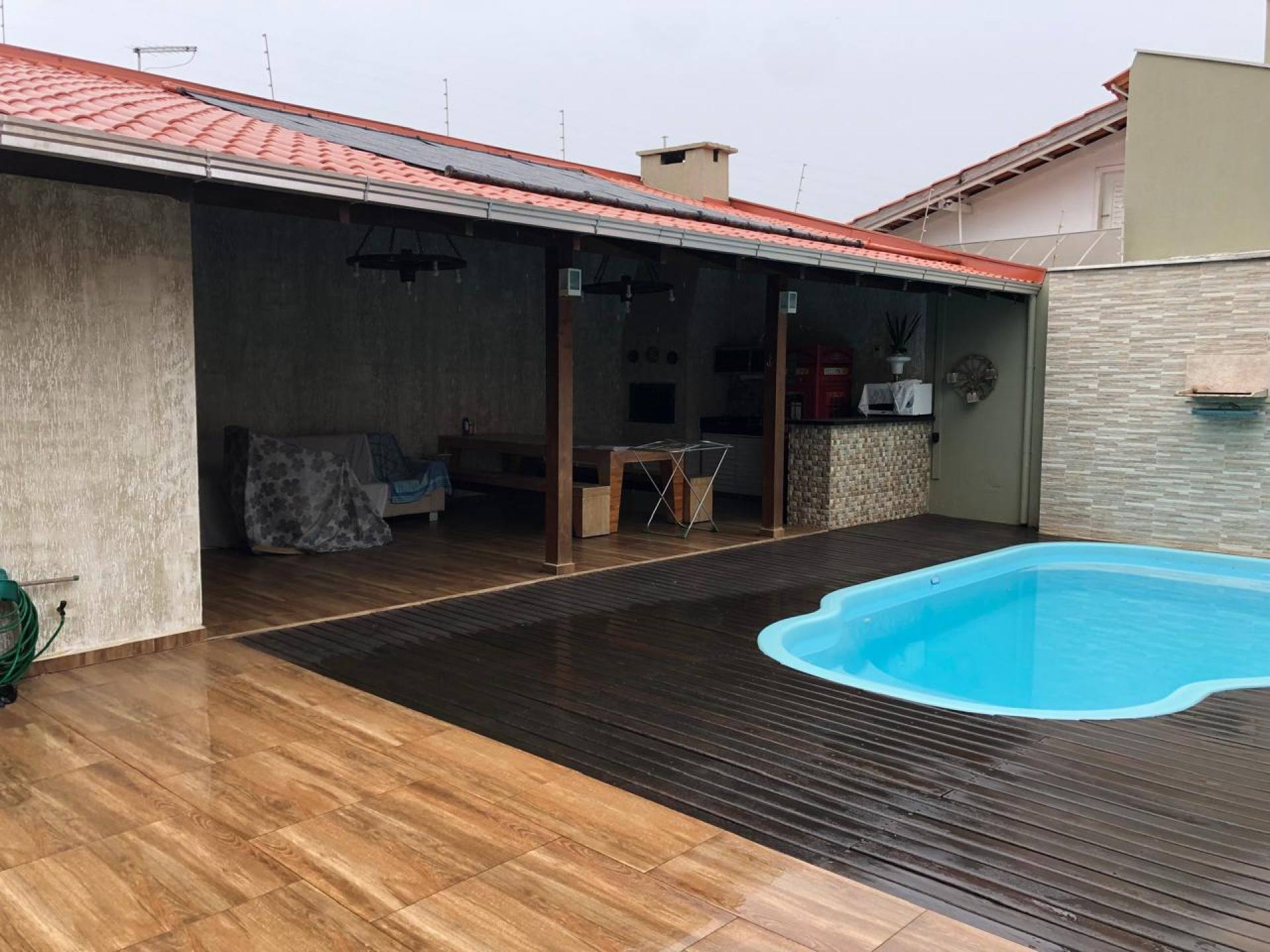 Casa com 3 Dormitórios e Piscina á Venda na Praia de Armação, Penha-SC
