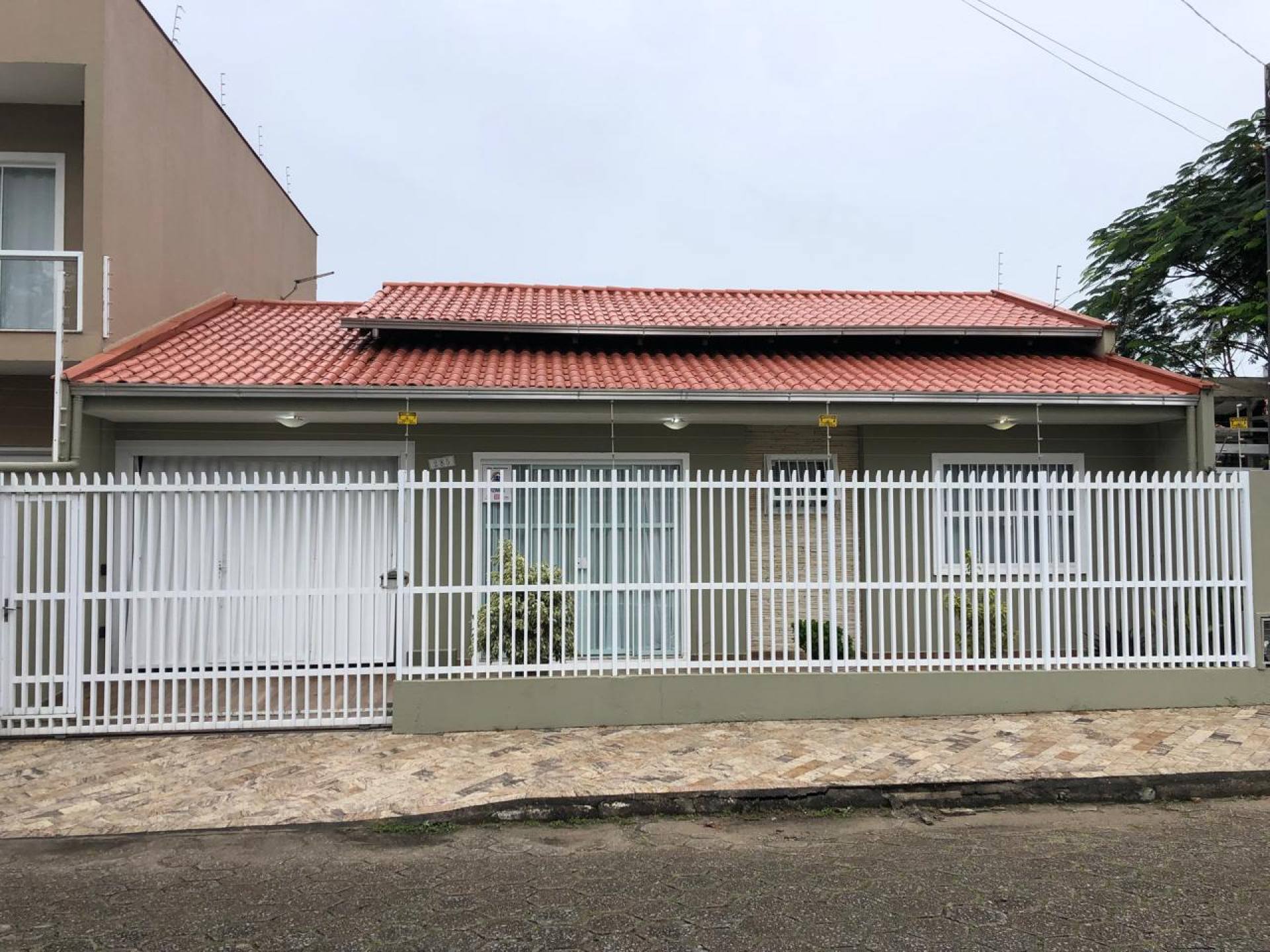 Casa com 3 Dormitórios e Piscina á Venda na Praia de Armação, Penha-SC