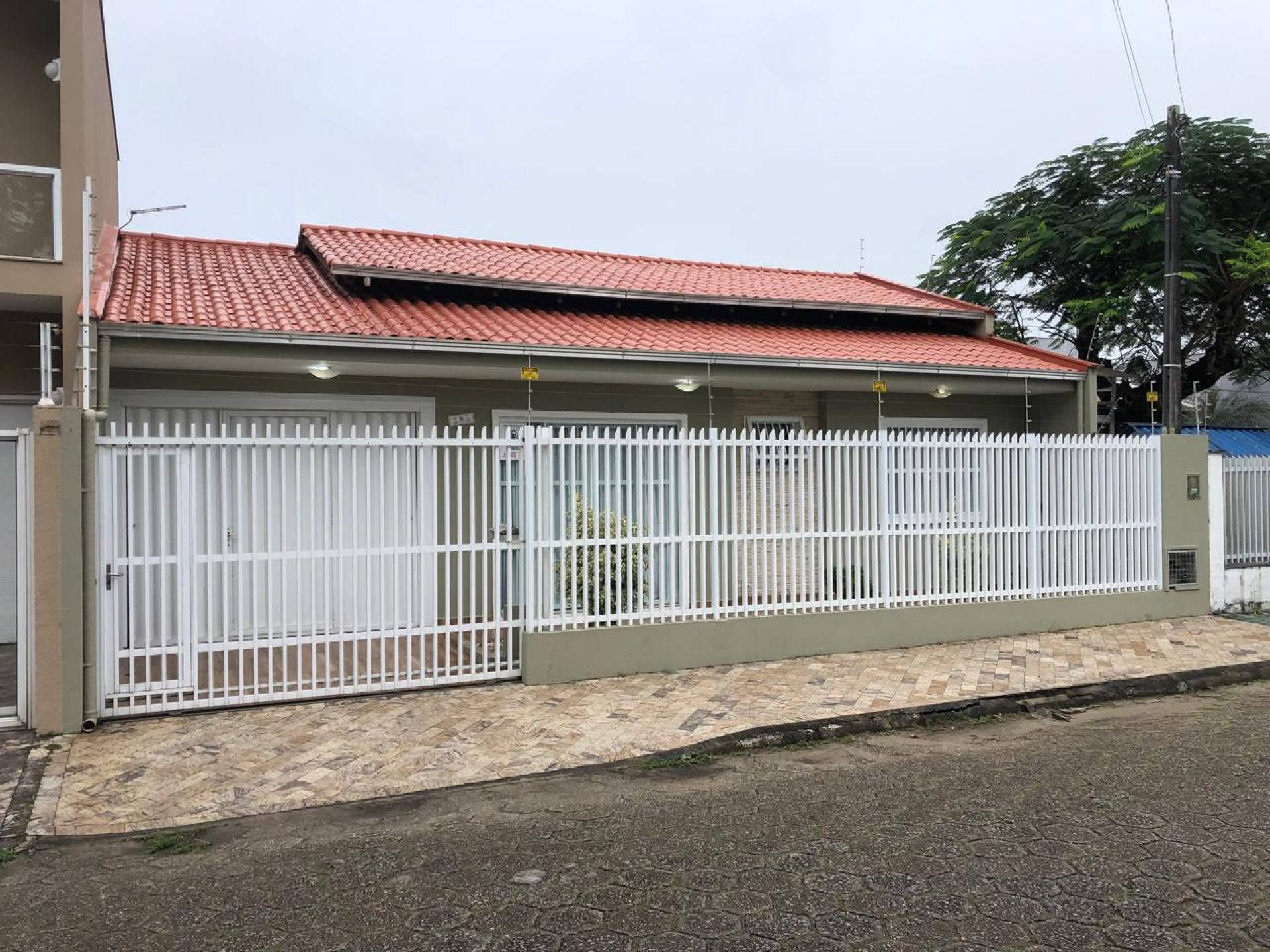 Casa com 3 Dormitórios e Piscina á Venda na Praia de Armação, Penha-SC