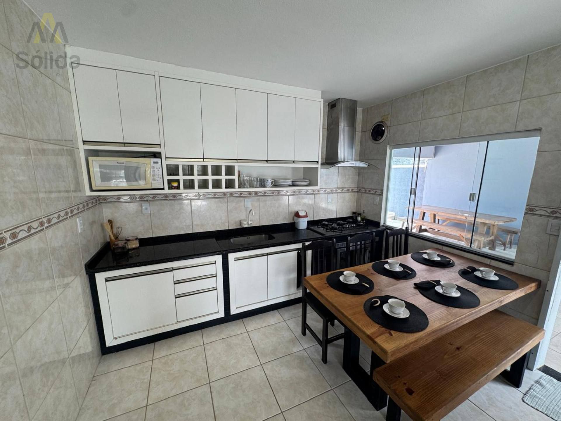 Seu Refúgio Exclusivo em Penha: Casa com Piscina, Conforto e a Apenas 200m da Praia Alegre!