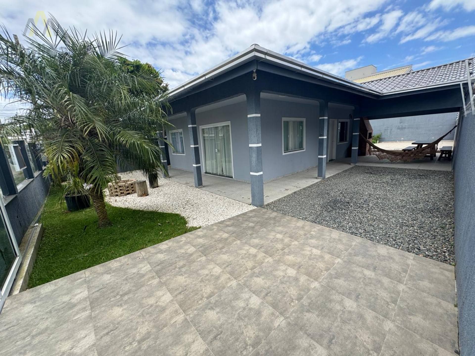 Seu Refúgio Exclusivo em Penha: Casa com Piscina, Conforto e a Apenas 200m da Praia Alegre!