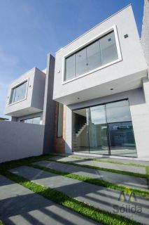 Sobrado Para Vender com 2 quartos 2 suítes no bairro Praia de Armação do Itapocorói em Penha