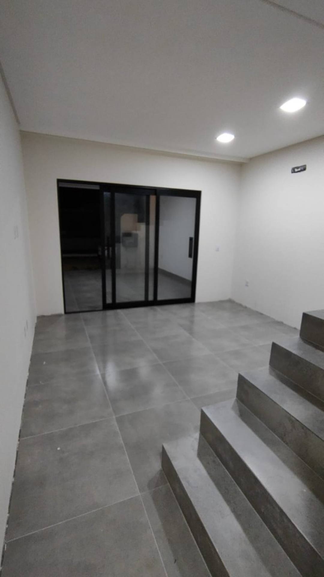 Belíssimo sobrado novo pronto para morar no centro de Balneário Piçarras