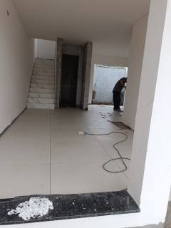 Sobrado Para Vender com 3 Dormitórios sendo 1 suíte no bairro Itacolomi em Balneário Piçarras