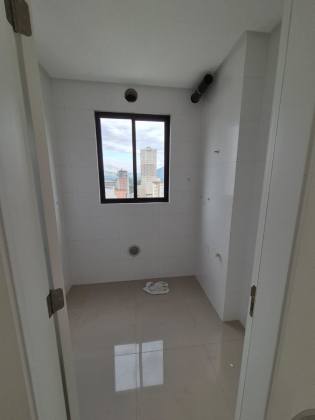 Apartamento Para Vender com 3 quartos 1 suíte no bairro Meia Praia em Itapema