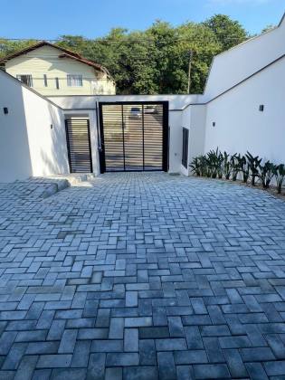 Sobrado com piscina Para Vender com 3 quartos sendo 1 suíte em Jaraguá do Sul