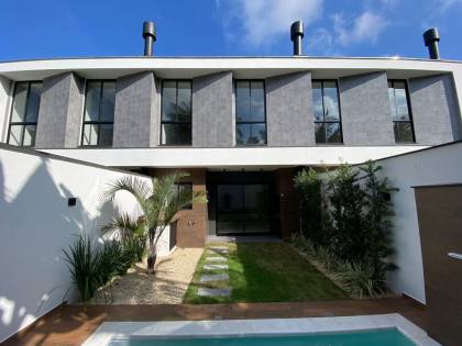 Sobrado com piscina Para Vender com 3 quartos sendo 1 suíte em Jaraguá do Sul