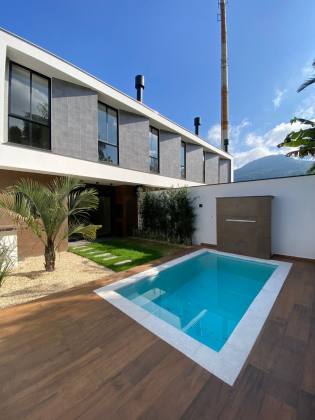 Sobrado com piscina Para Vender com 3 quartos sendo 1 suíte em Jaraguá do Sul