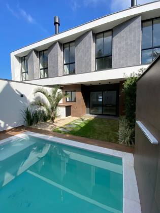 Sobrado com piscina Para Vender com 3 quartos sendo 1 suíte em Jaraguá do Sul