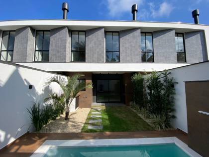 Sobrado com piscina Para Vender com 3 quartos sendo 1 suíte em Jaraguá do Sul