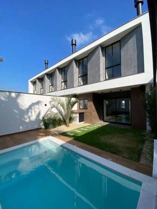 Sobrado com piscina Para Vender com 3 quartos sendo 1 suíte em Jaraguá do Sul