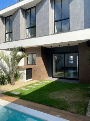 Sobrado com piscina Para Vender com 3 quartos sendo 1 suíte em Jaraguá do Sul