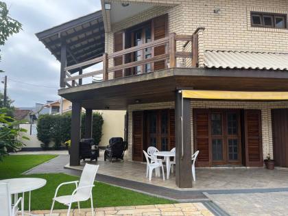 Casa Para Vender com 5 suítes na Praia de Armação em Penha