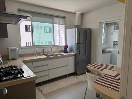 APARTAMENTO COM 3 SUÍTES NO CENTRO DE BALNEÁRIO CAMBORIÚ