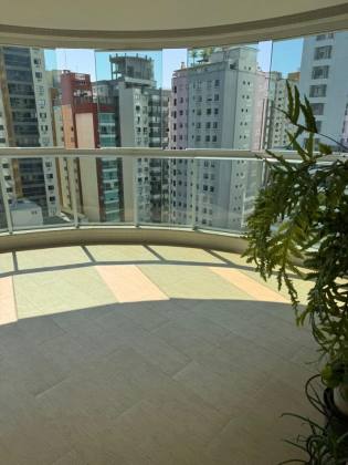 APARTAMENTO COM 3 SUÍTES NO CENTRO DE BALNEÁRIO CAMBORIÚ
