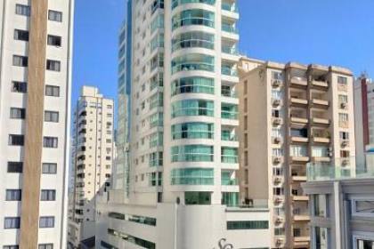 APARTAMENTO COM 3 SUÍTES NO CENTRO DE BALNEÁRIO CAMBORIÚ