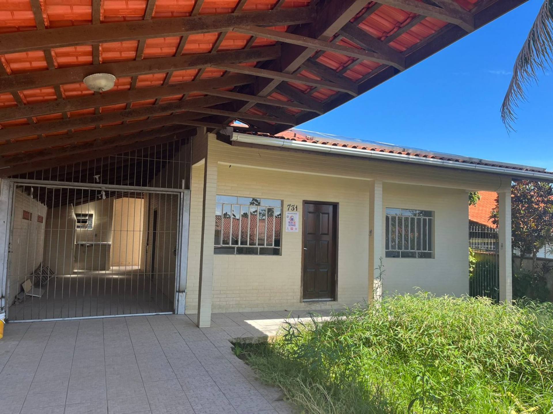 Casa no centro de Penha com três dormitórios, apenas 550 mts do Mar.